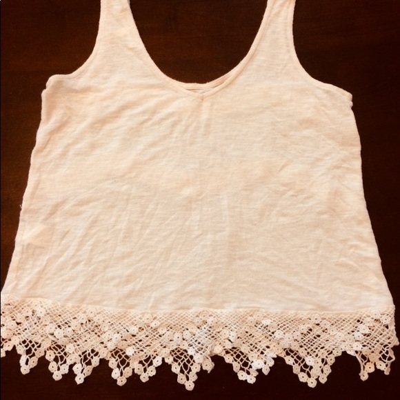 Cream crochet hemmed tank top - Picture 3 of 3